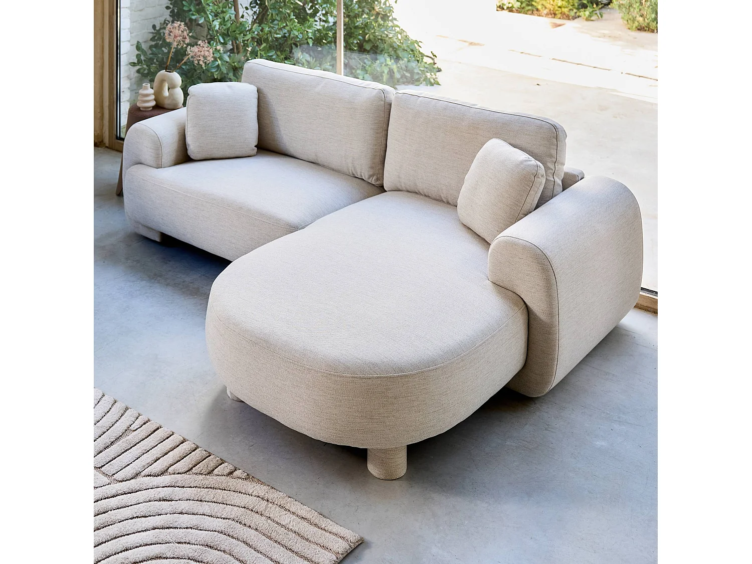 Sofá esquinero derecha de tela liso con patas redondas, 3 plazas crema