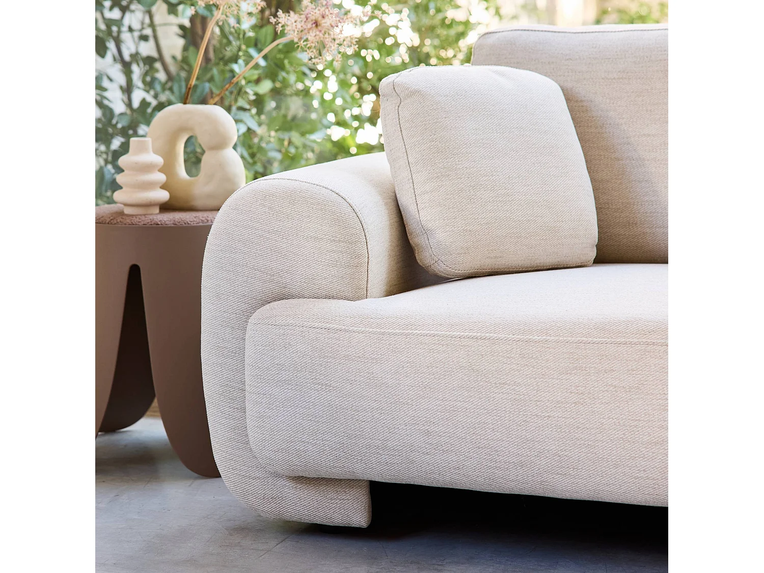 Sofá esquinero derecha de tela liso con patas redondas, 3 plazas crema