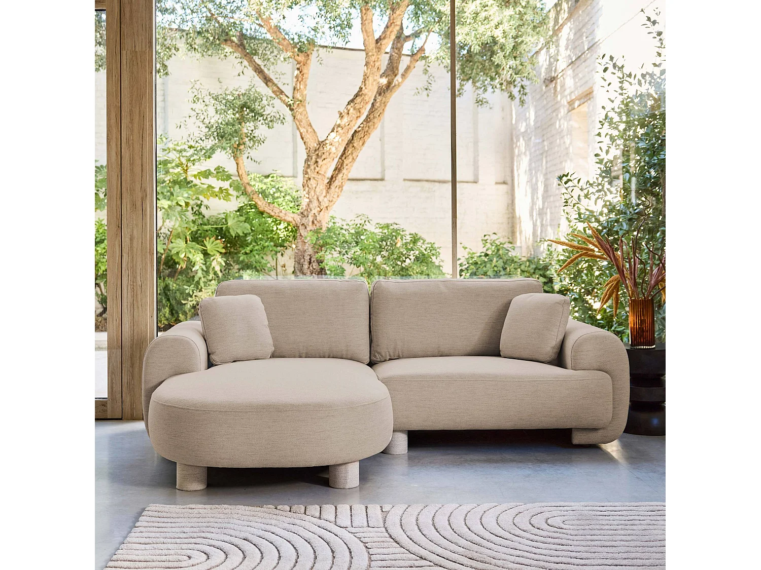 Sofá esquinero izquierdo con patas redondas, 3 plazas beige