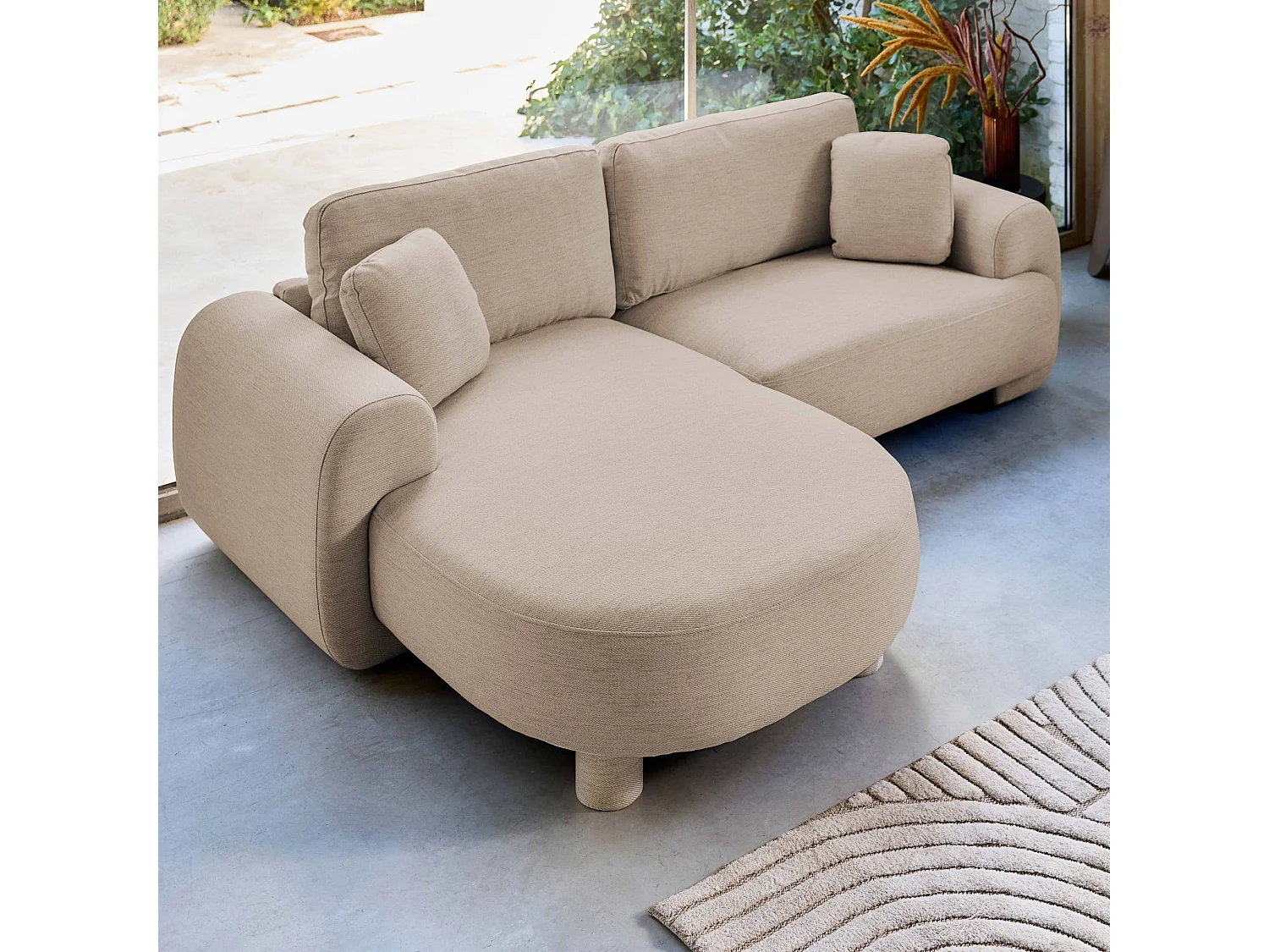 Sofá esquinero izquierdo con patas redondas, 3 plazas beige