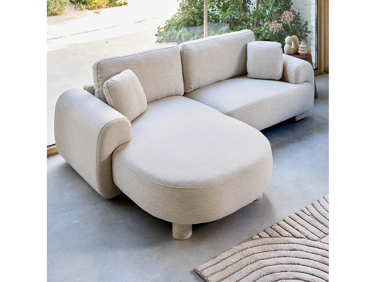 Sofá esquinero izquierdo con patas redondas, 3 plazas crema