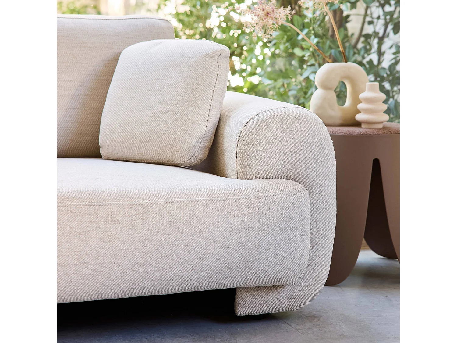 Sofá esquinero izquierdo con patas redondas, 3 plazas crema