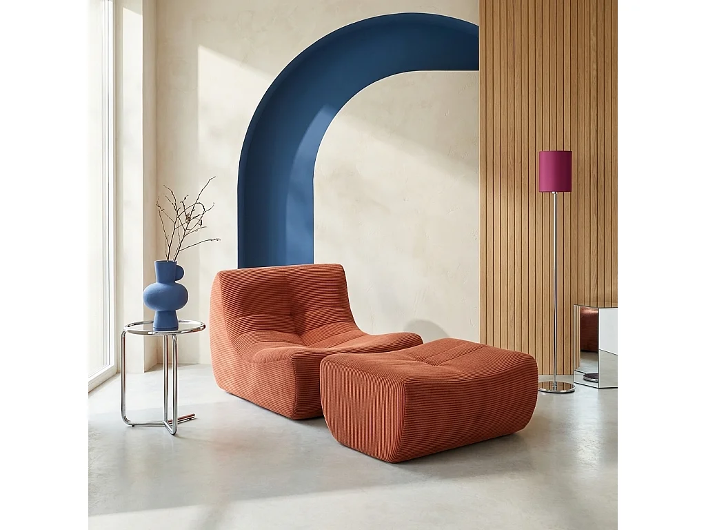 Sillón de terciopelo de pana fina con reposapiés terracota