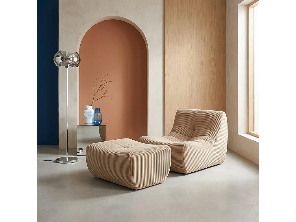 Sillón de terciopelo de pana fina con reposapiés beige oscuro