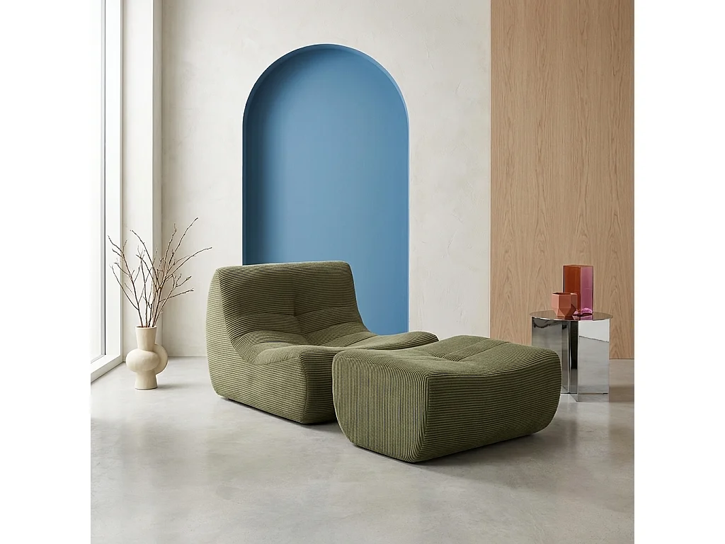 Sillón de terciopelo de pana fina con reposapiés verde kaki