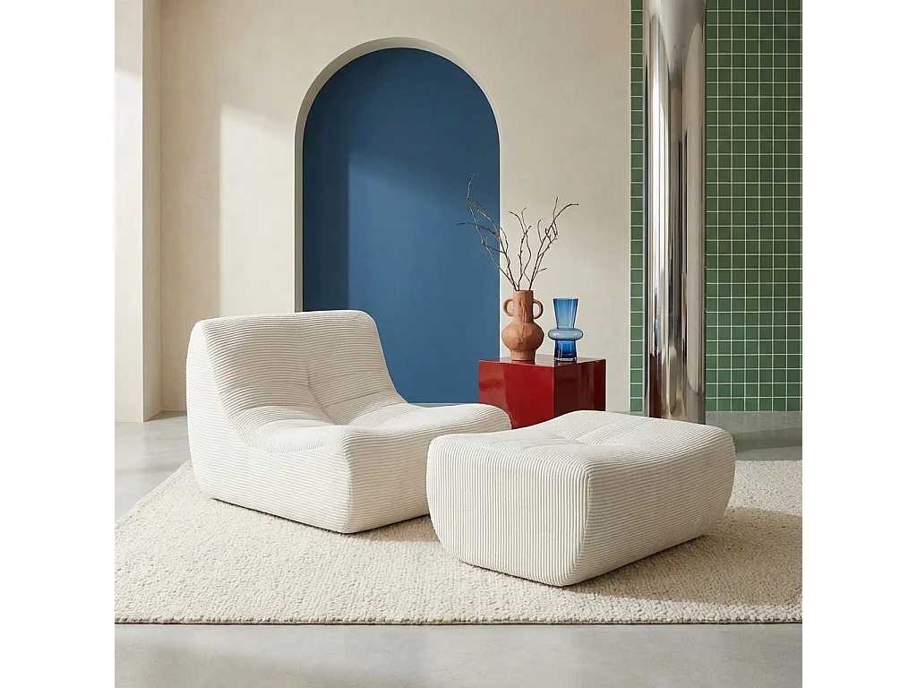 Sillón de terciopelo de pana fina con reposapiés crema