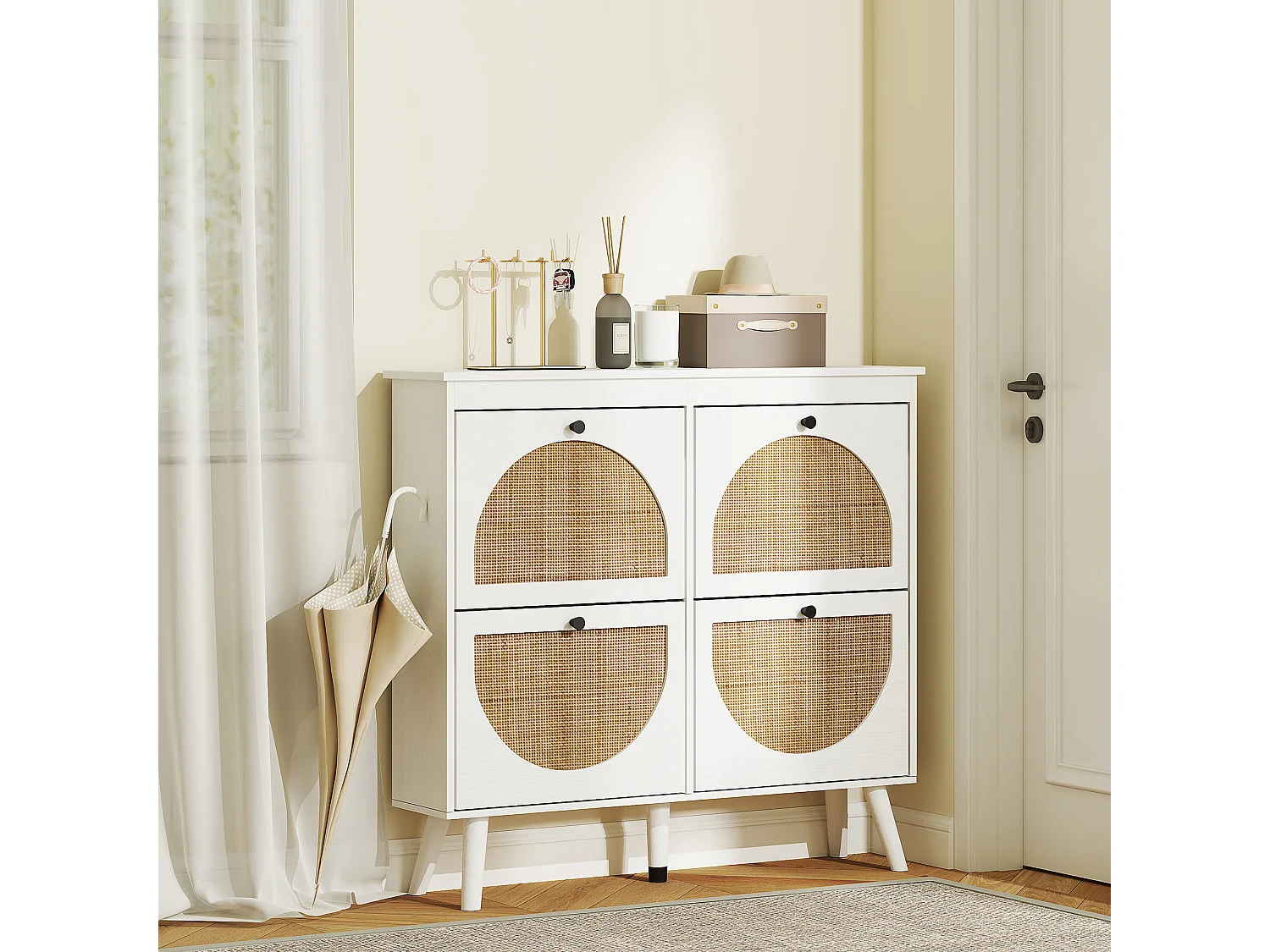 Meuble à chaussures 4 portes abattantes style bohème - façades motif semi-circulaire rotin - pieds bois aspect bois blanc