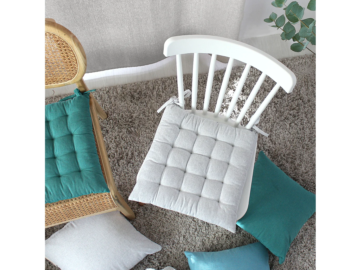 4 galettes de chaises carrées, 38x38cm, avec nouettes, blanc gris, coton chambray, Collection Cambria, CMADECO