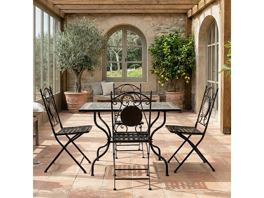 Ensemble de jardin 5 pièces avec table en mosaïque céramique et structure en fer noir. Inclut 4 chaises pliantes