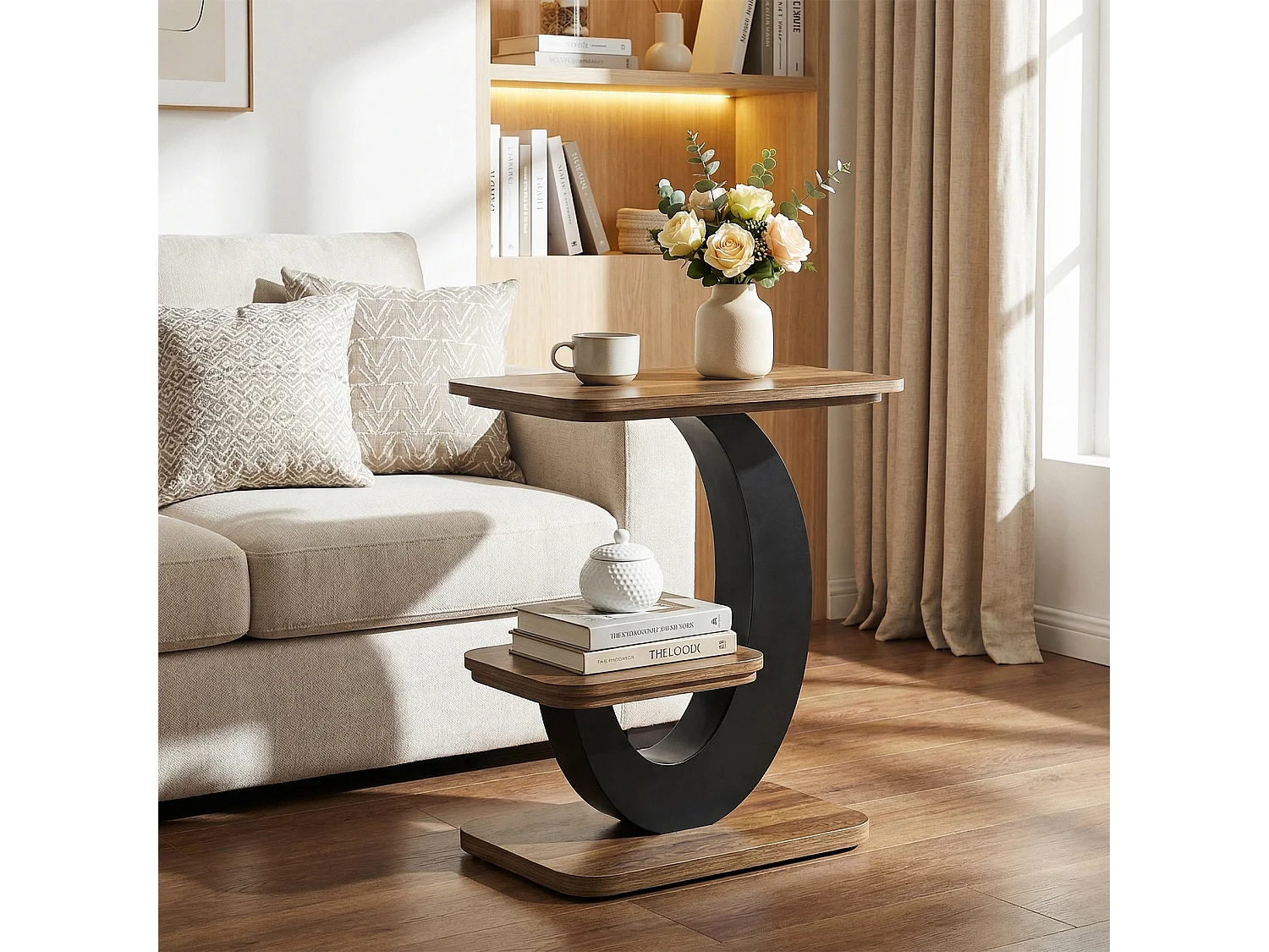 Table d'appoint à deux niveaux, style industriel, idéale à placer à côté du canapé dans le salon.