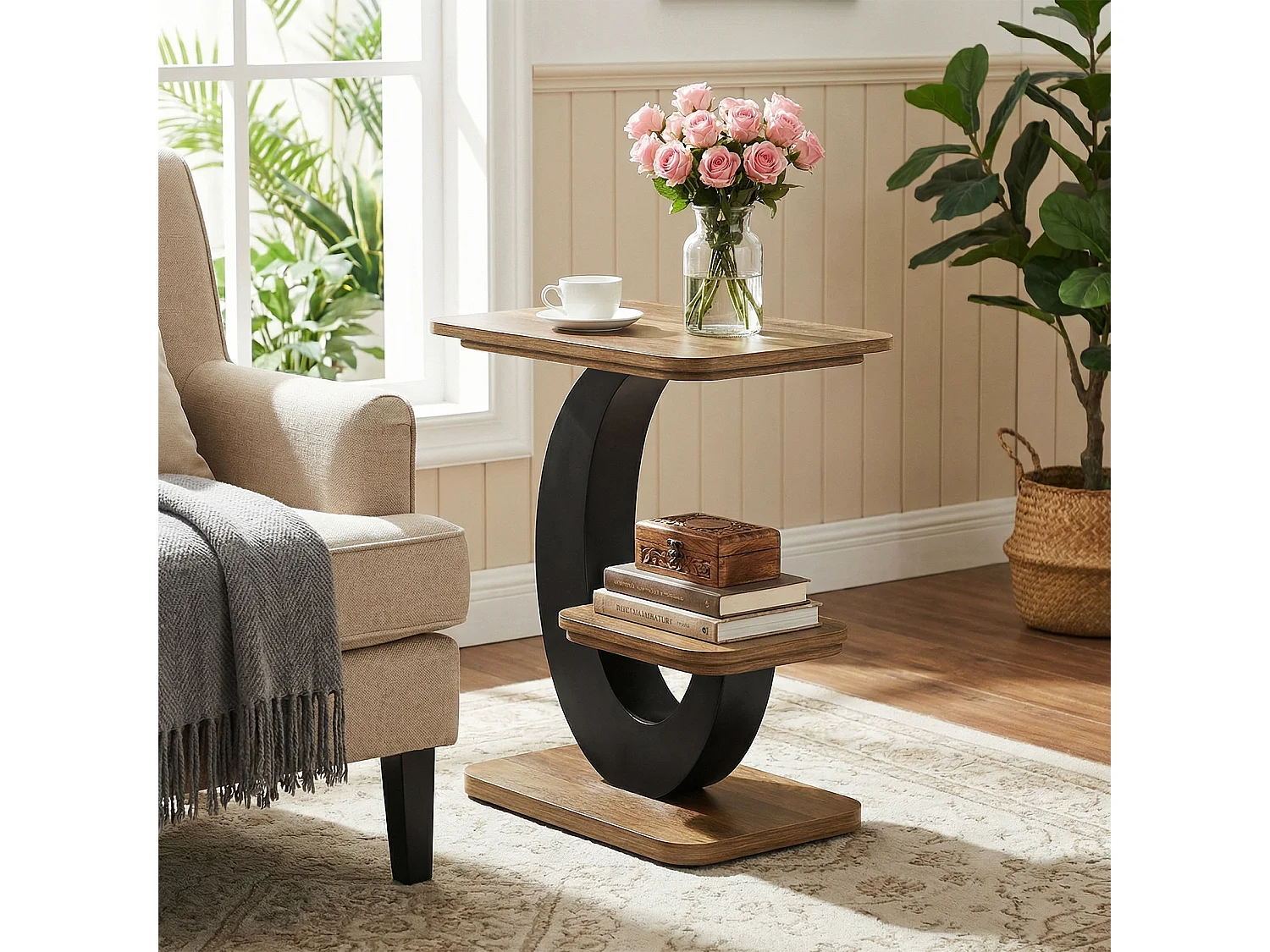 Table d'appoint à deux niveaux, style industriel, idéale à placer à côté du canapé dans le salon.