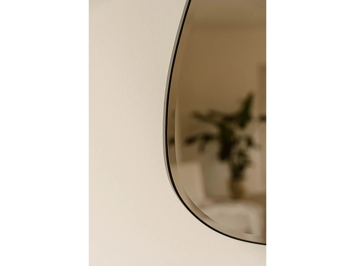 Miroir organique 80 cm - Noir - Miroir mural à bord facetté - Indore Home