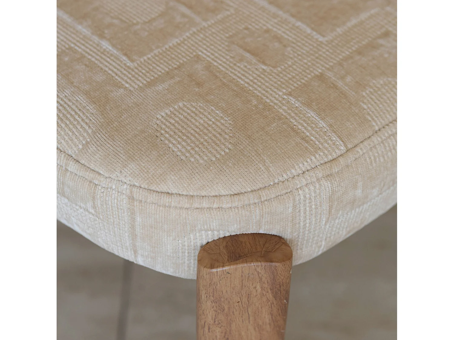 Now's Home - Lot 2 Chaises Tissu Beig Strucuré  Metal Effet Bois 55x48x80.5 Suzie