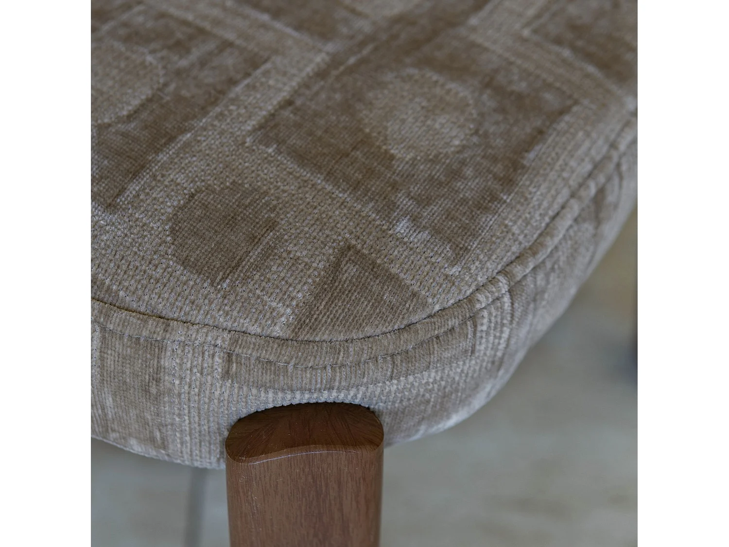Now's Home - Lot 2 Chaise Tissu Taupe Structuré Métal Effet Bois 55x48x80.5 Suzie