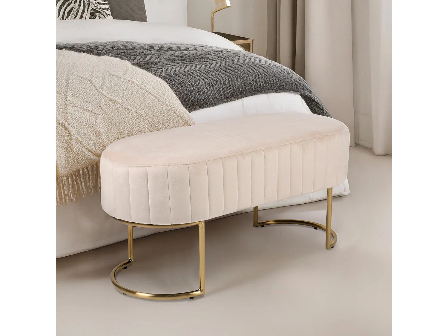 Banquette élégante matelassée Philomena pieds métal doré et Velours Beige