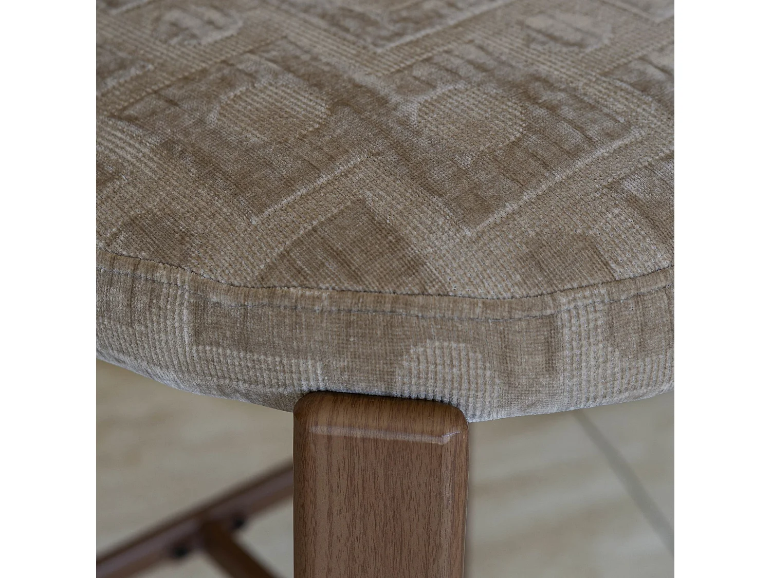 Now's Home - Lot 2 Chaises/bar Tissu Structuré Taupe Et Métal Effet Bois50x50x90 Suzie