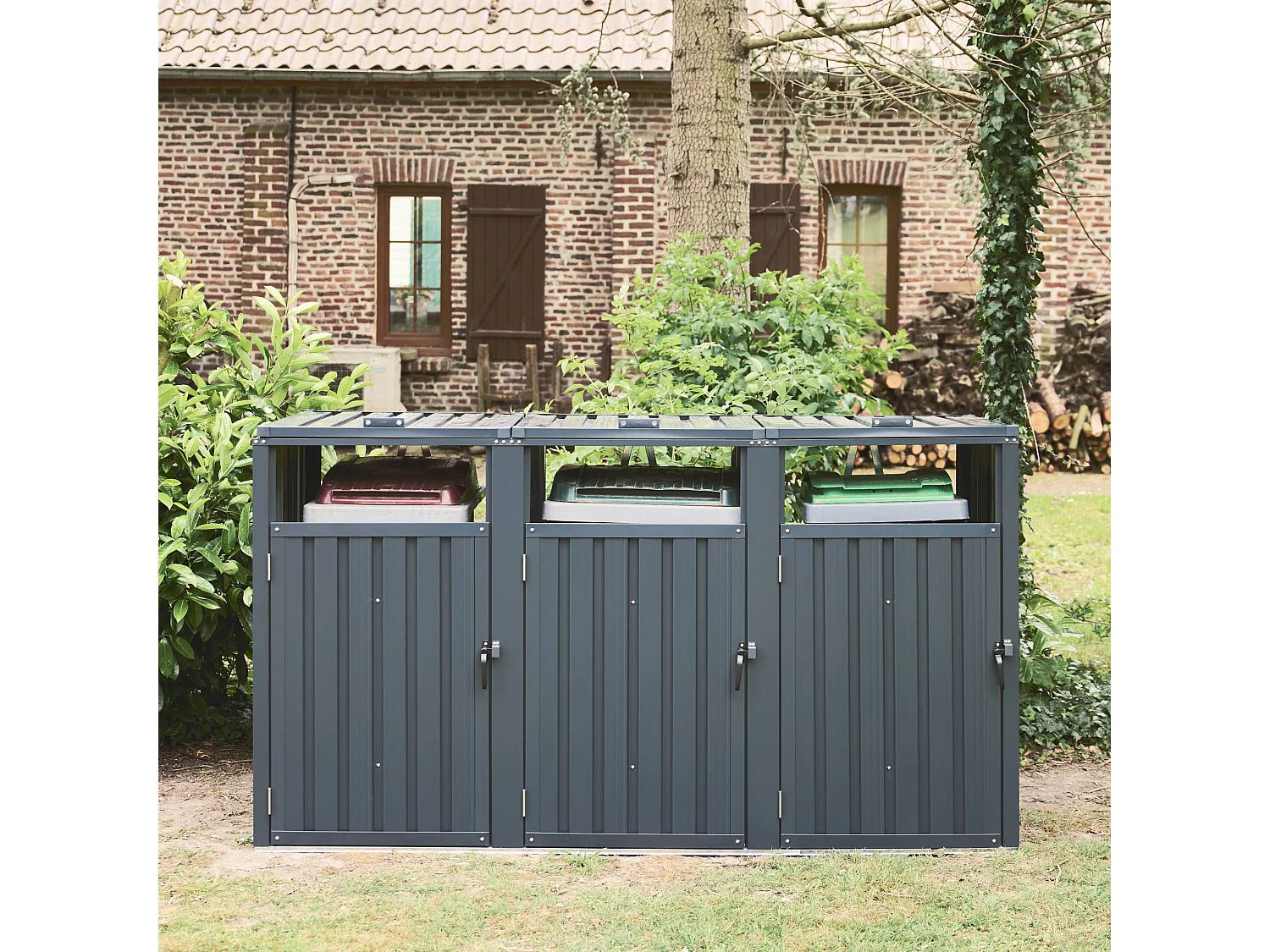 Cache poubelle gris en acier galvanisé. 3 places. L 219 x P 82 x H 124 cm
