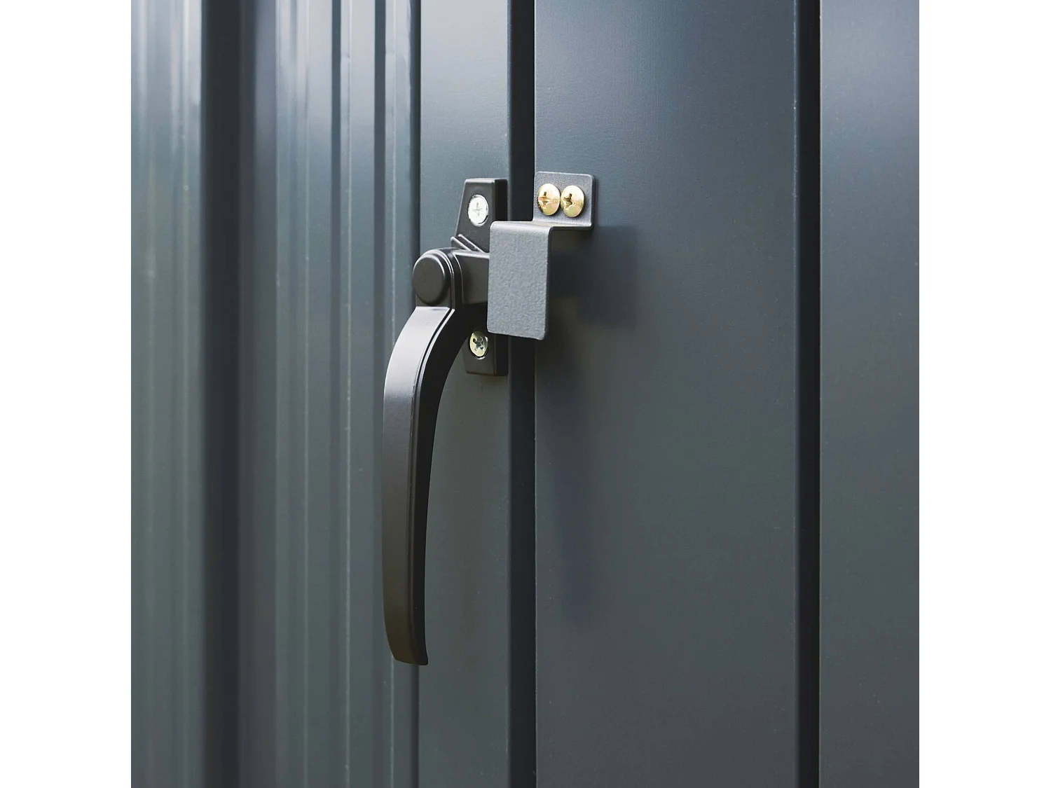 Cache poubelle gris en acier galvanisé. 3 places. L 219 x P 82 x H 124 cm