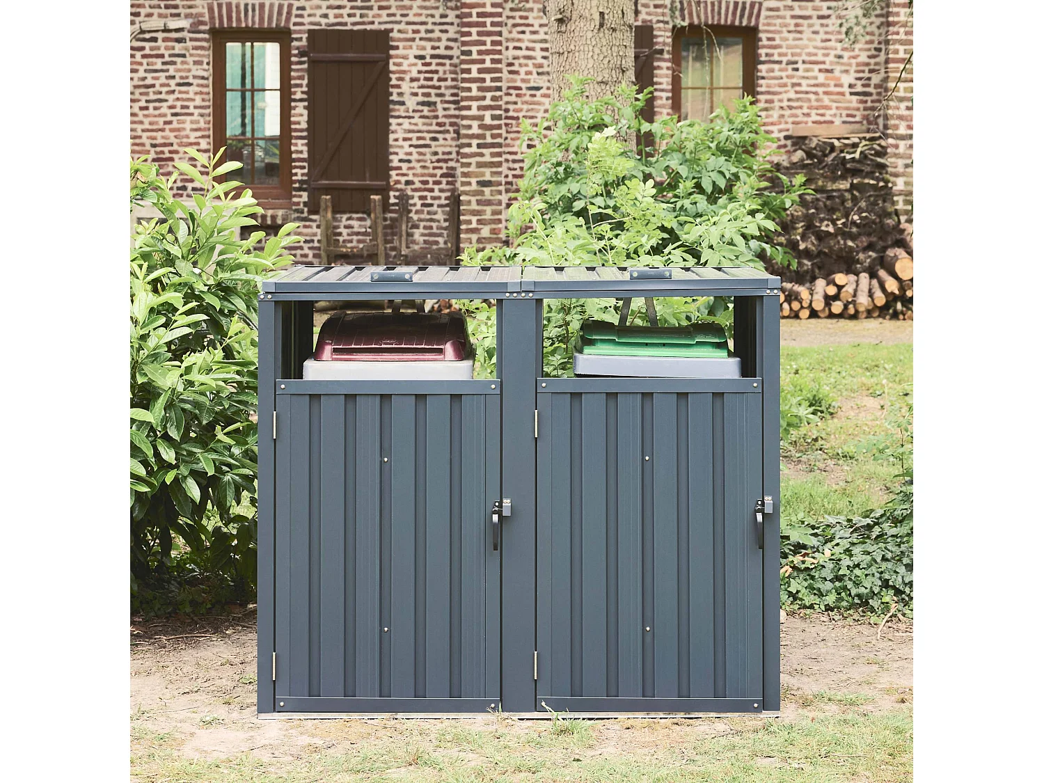 Cache poubelle gris en acier galvanisé. 2 places L 146 x P 82 x H 124 cm
