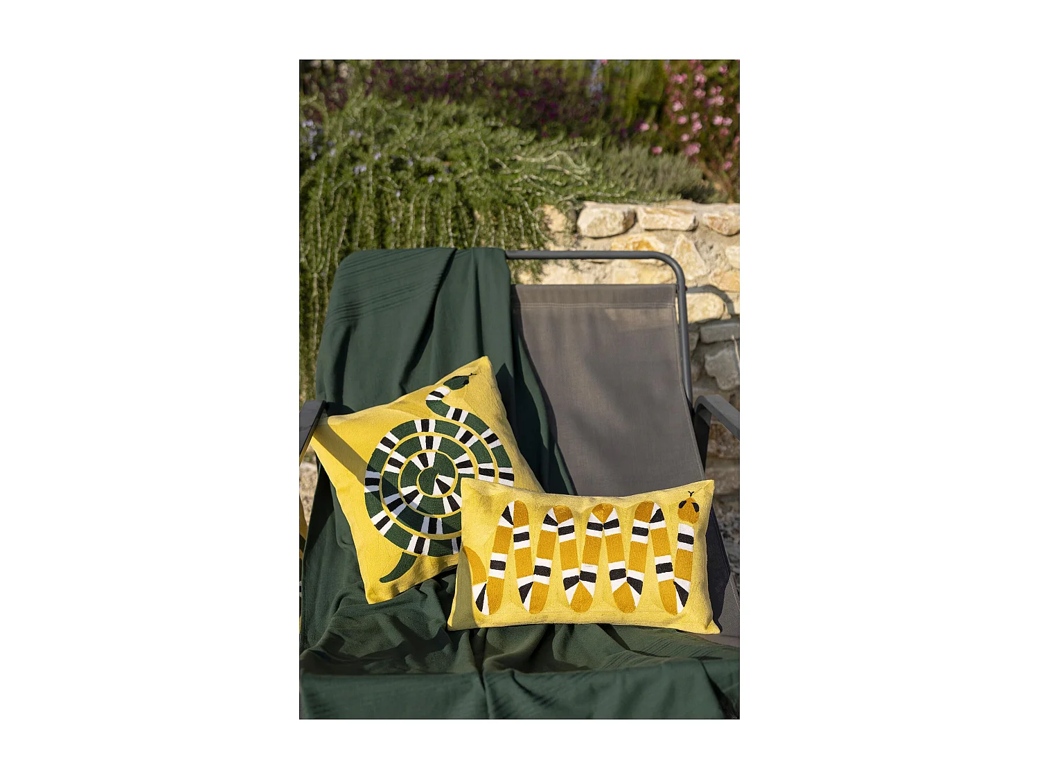 Coussin brodé Yoka mangue 30 x 50 cm Vivaraise