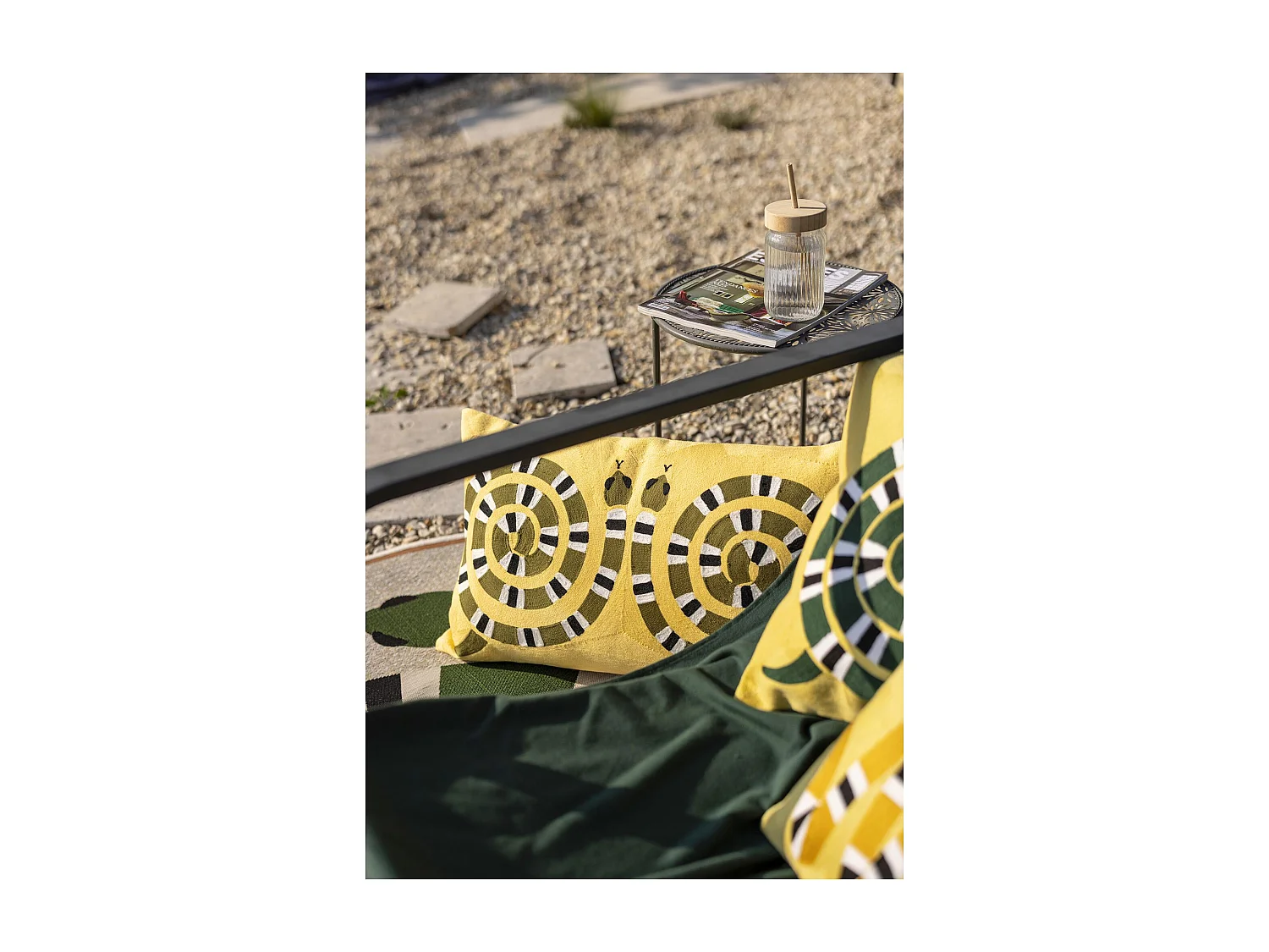 Coussin brodé Yoka mangue 40 x 65 cm Vivaraise