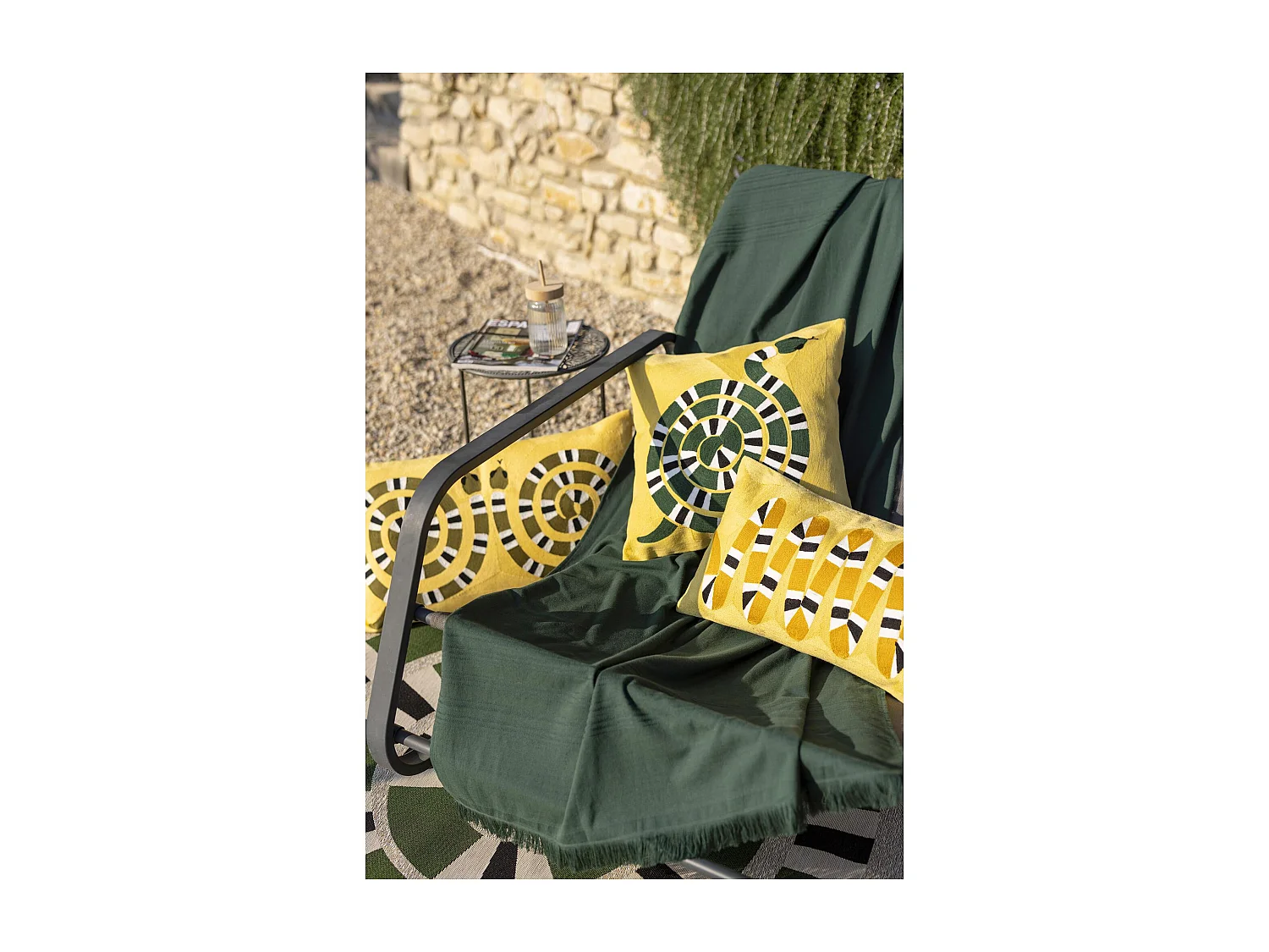 Coussin brodé Yoka mangue 45 x 45 cm Vivaraise