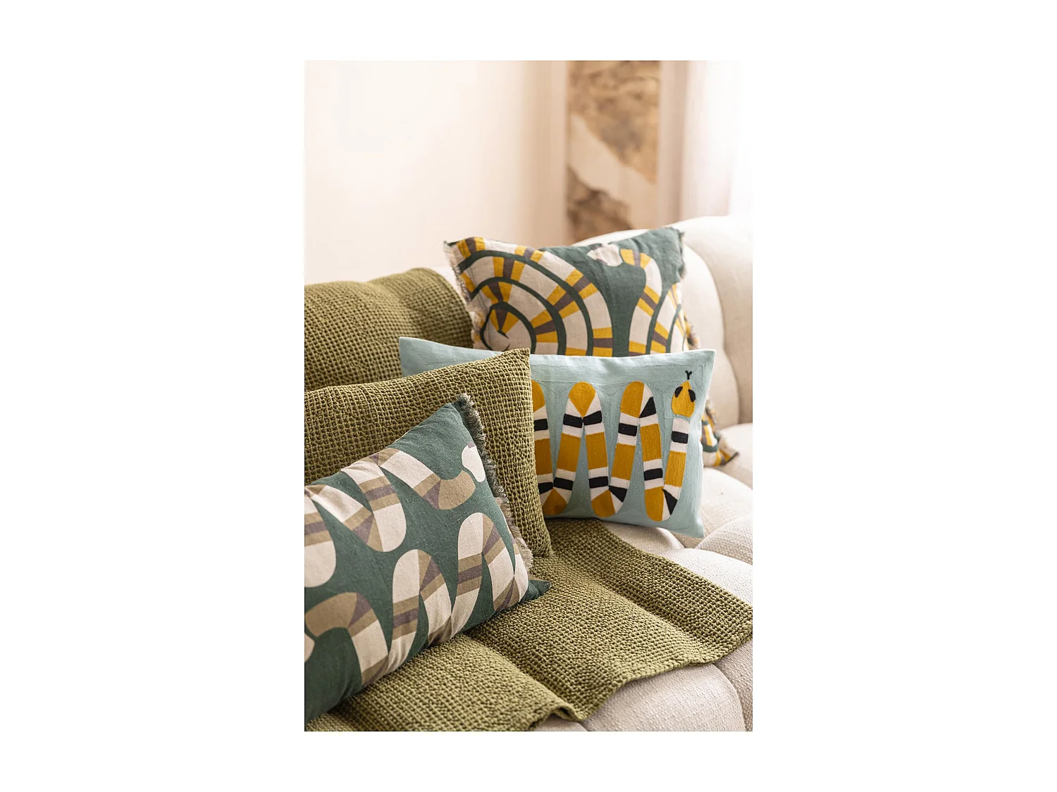 Geborduurd kussen Yoka Hemels 30 x 50 cm