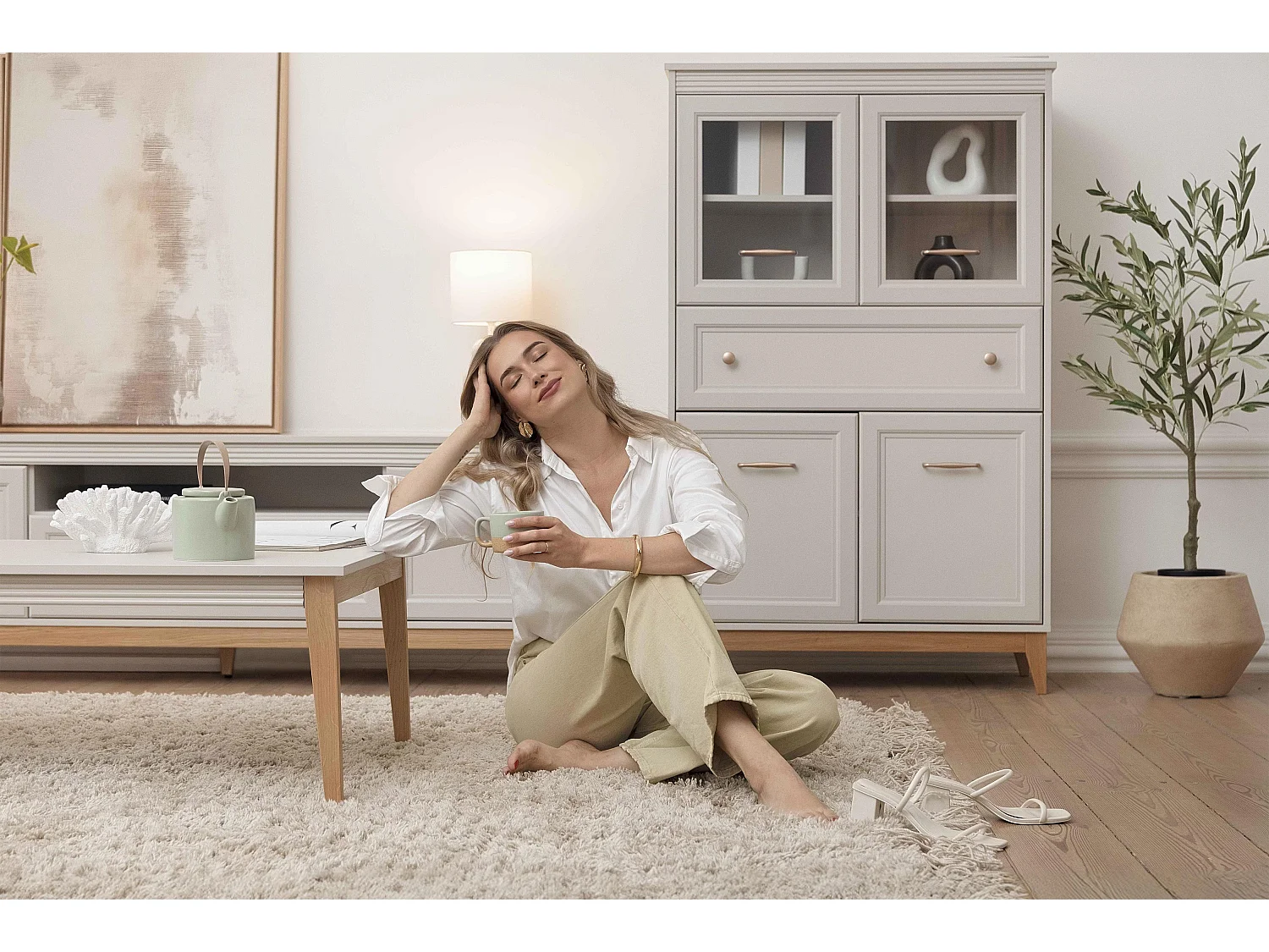 AX LIVING Vitrine Nymphen Cashmere Glas 4 Türen 1 Schublade MDF Eiche Beine
