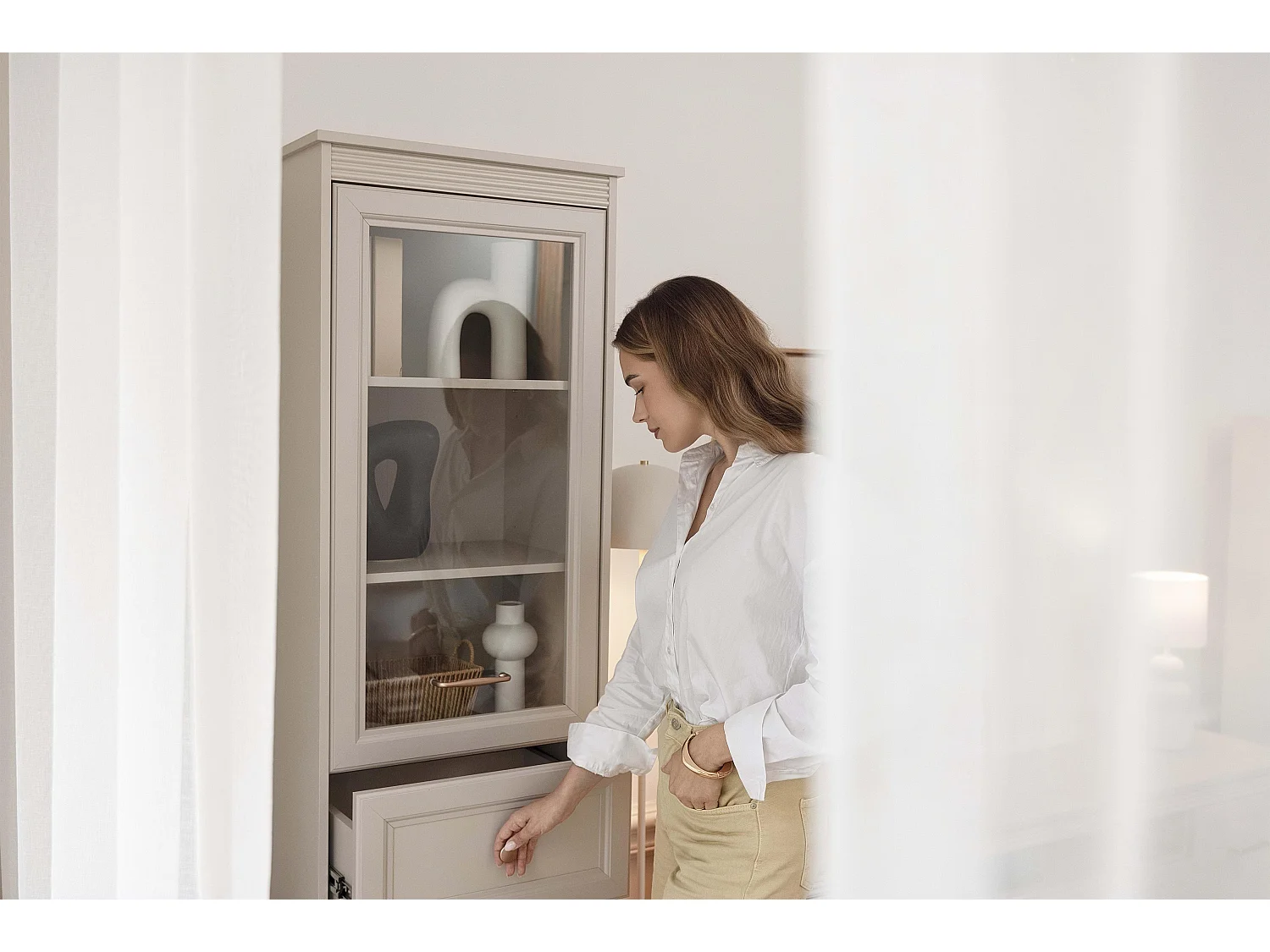 AX LIVING Vitrine Nymphen Cashmere schmal Glas 2 Türen 1 Schublade MDF Eiche Beine