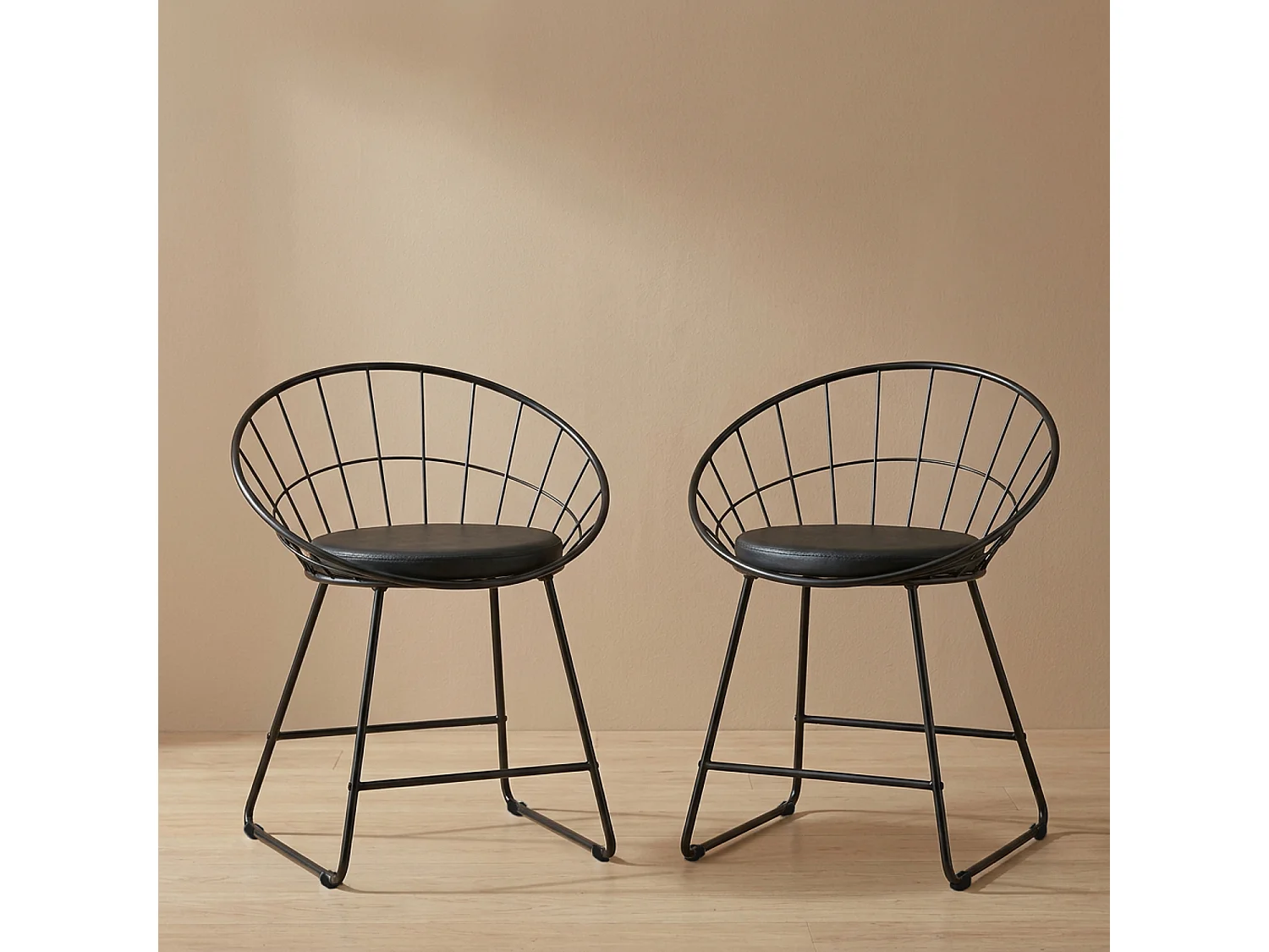 Set aus 2 Stühlen aus schwarzem Metall und schwarzem Kissen ALEX