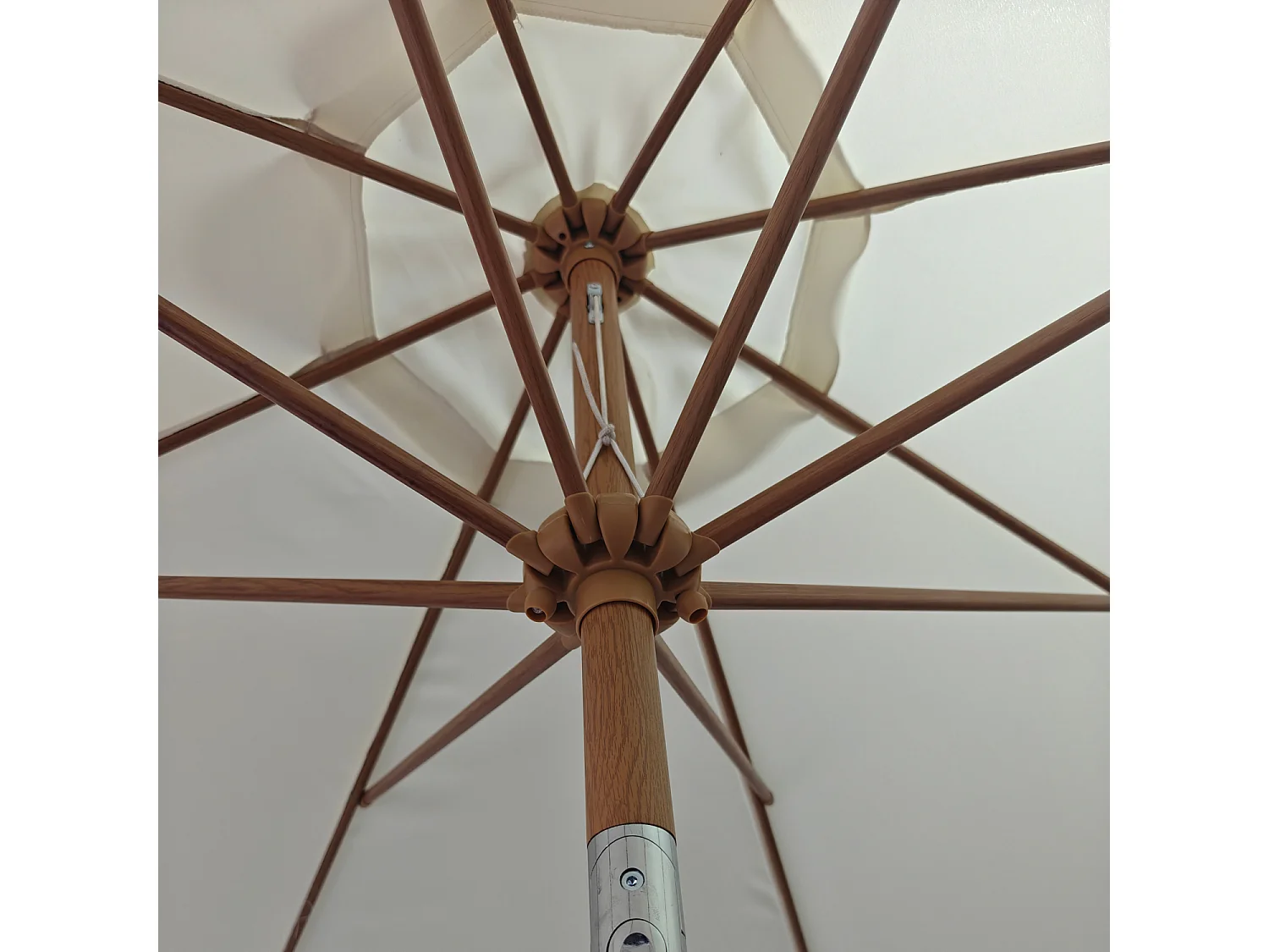 Parasol droit HAPUNA rond 3,30m de diamètre beige et effet bois - HAPPY GARDEN