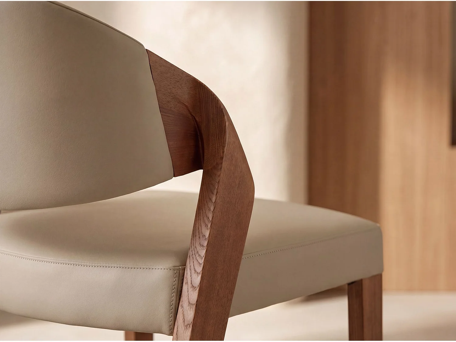 Hocker aus Kunstleder in Nerzfarbe 4225 ANGEL CERDA