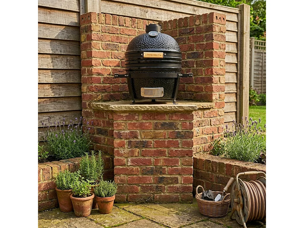 Churrasqueira Kamado Cerâmica 40,6cm com Suporte em Ferro Fundido – Grelha Inox, Termómetro Integrado, Capa e Acessórios Incluídos, Gama 10–400°C