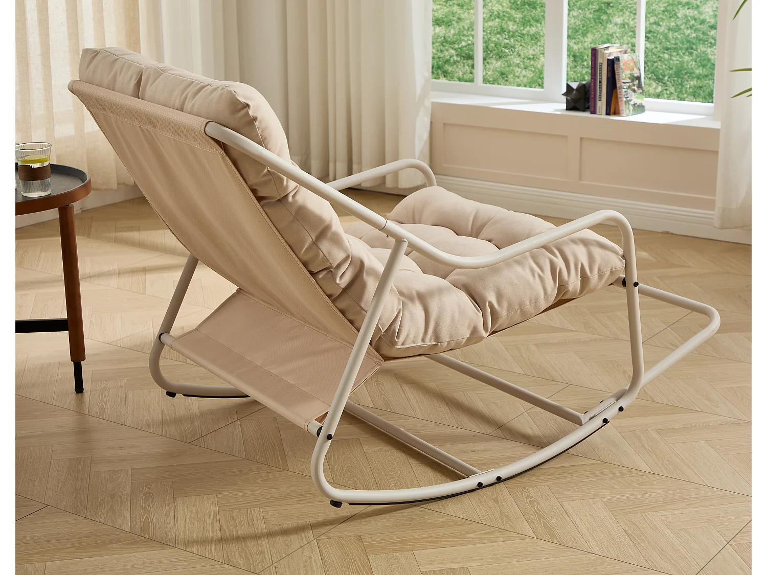 Stalen schommelstoel voor in de tuin met beige kussen