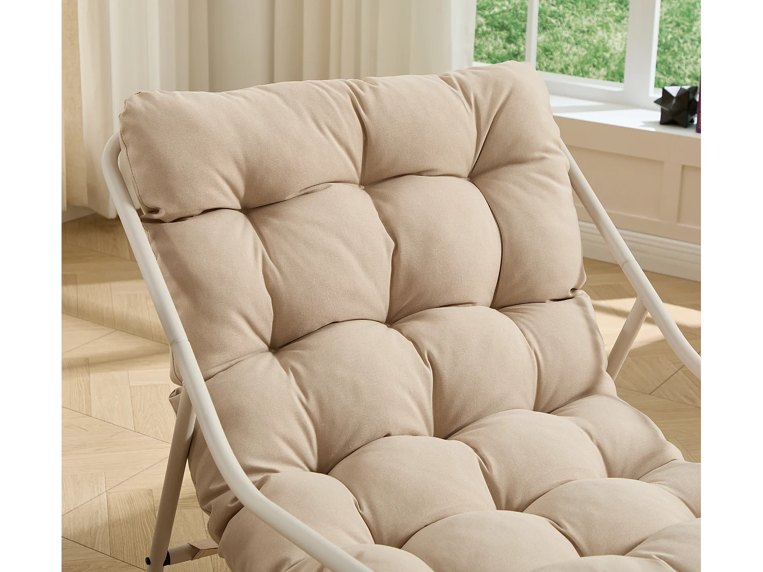 Stalen schommelstoel voor in de tuin met beige kussen