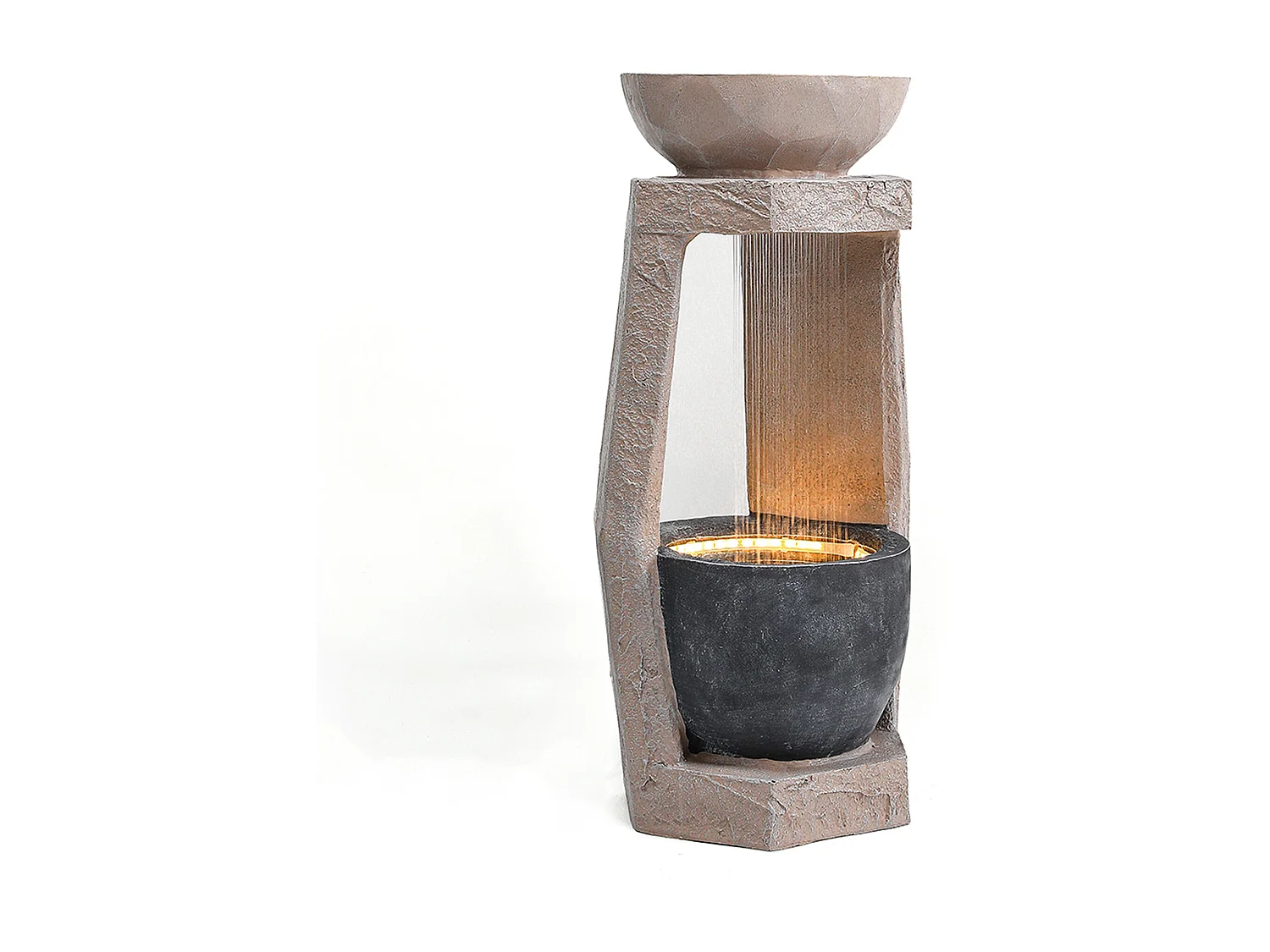 Buitenfontein van beige kunsthars met ledverlichting, met een natuursteenlook.