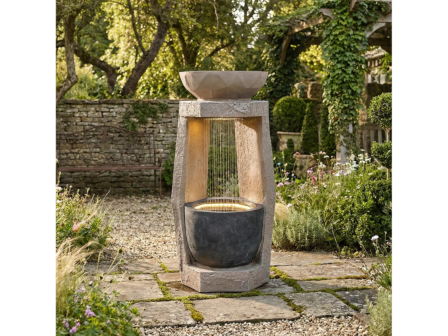 Buitenfontein van beige kunsthars met ledverlichting, met een natuursteenlook.