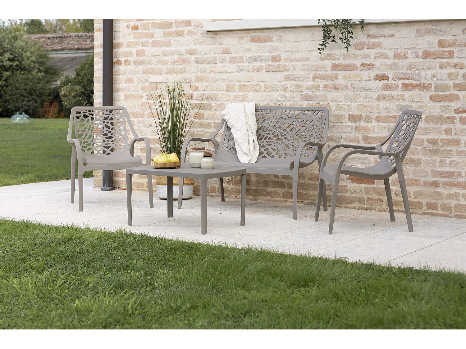 Ensemble de jardin 4 places en polypropylène, canapé 2 places, 2 fauteuils et table basse, empilable et imperméable – Maratea – Taupe