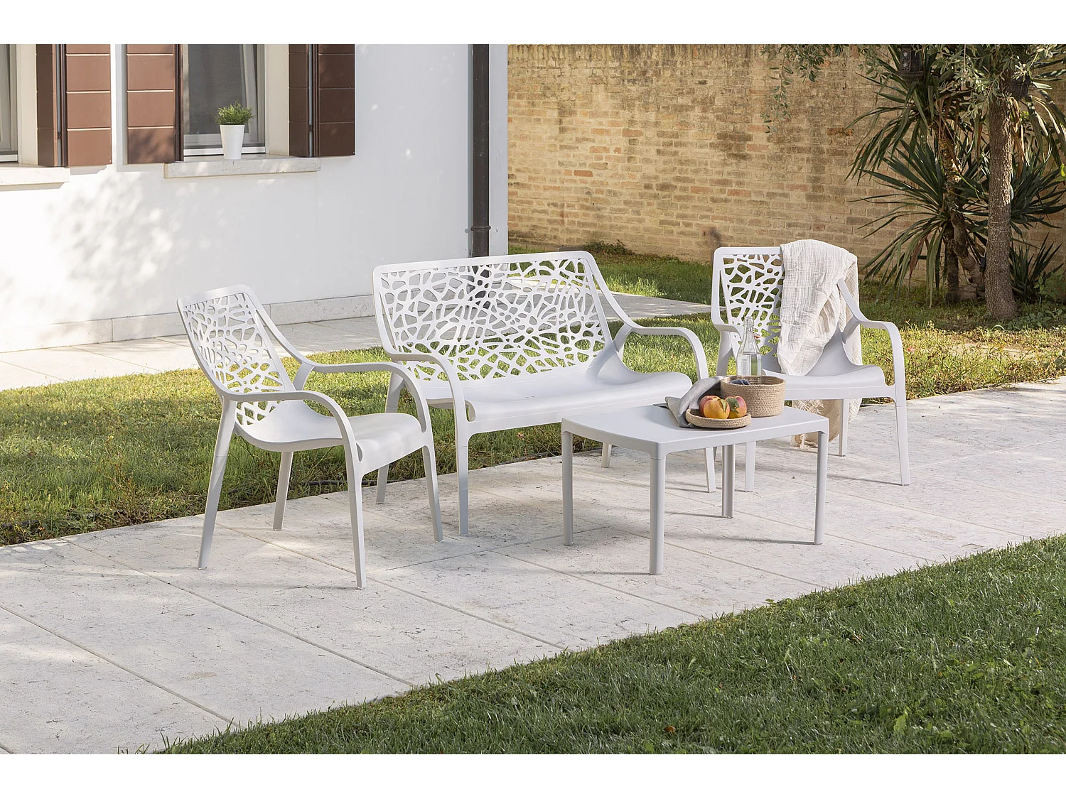 Ensemble de jardin 4 places en polypropylène, canapé 2 places, 2 fauteuils et table basse, empilable et imperméable – Maratea – Gris