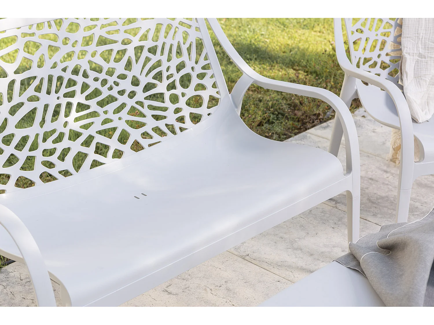Ensemble de jardin 4 places en polypropylène, canapé 2 places, 2 fauteuils et table basse, empilable et imperméable – Maratea – Gris
