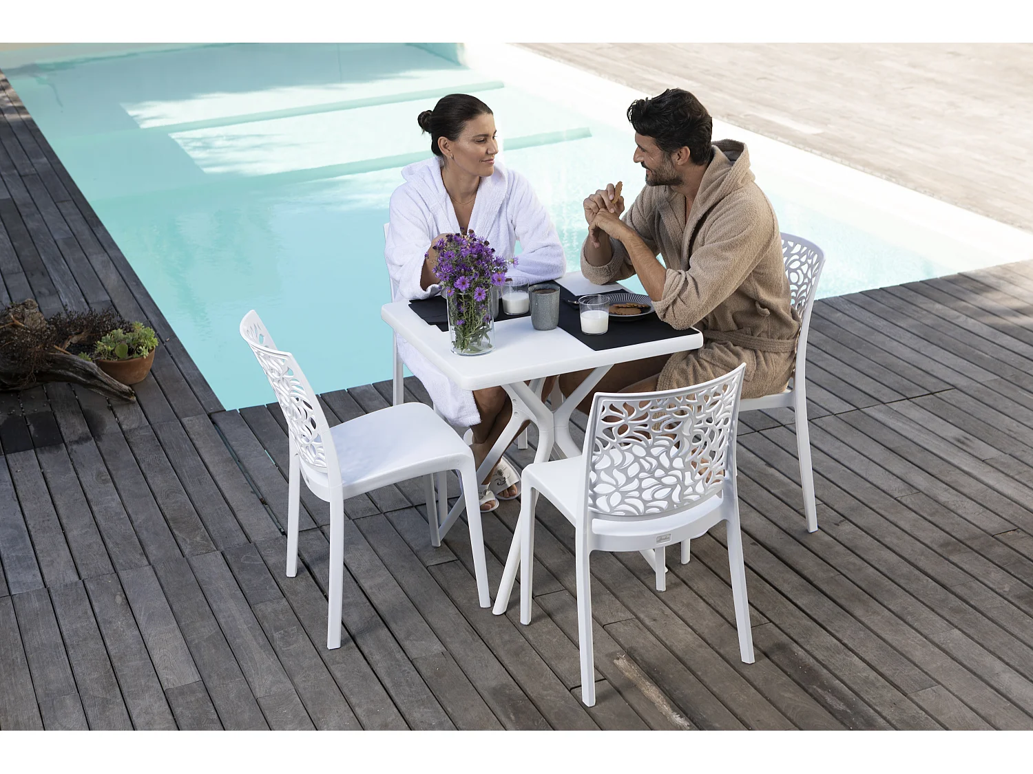 Table d'extérieur carrée 70x70, résine renforcée de fibre de verre, robuste et durable, idéale pour jardins, bars et restaurants - LUCAS/Blanc