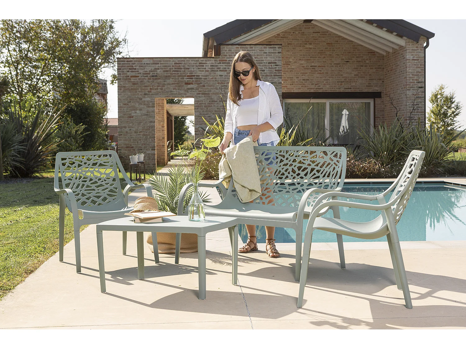 Ensemble de jardin 4 places en polypropylène, canapé 2 places, 2 fauteuils et table basse, empilable et imperméable – Maratea – Sauge