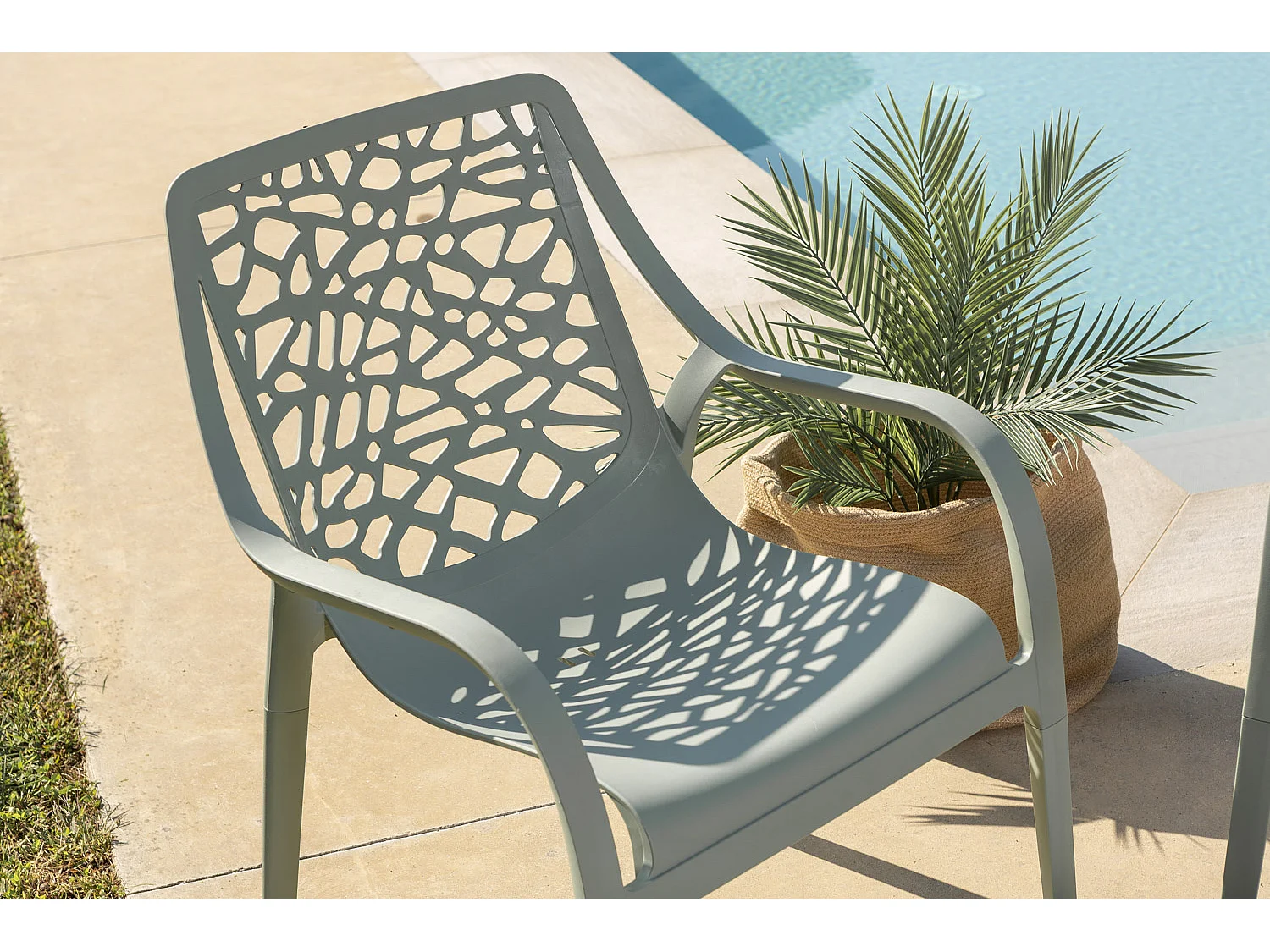 Ensemble de jardin 4 places en polypropylène, canapé 2 places, 2 fauteuils et table basse, empilable et imperméable – Maratea – Sauge