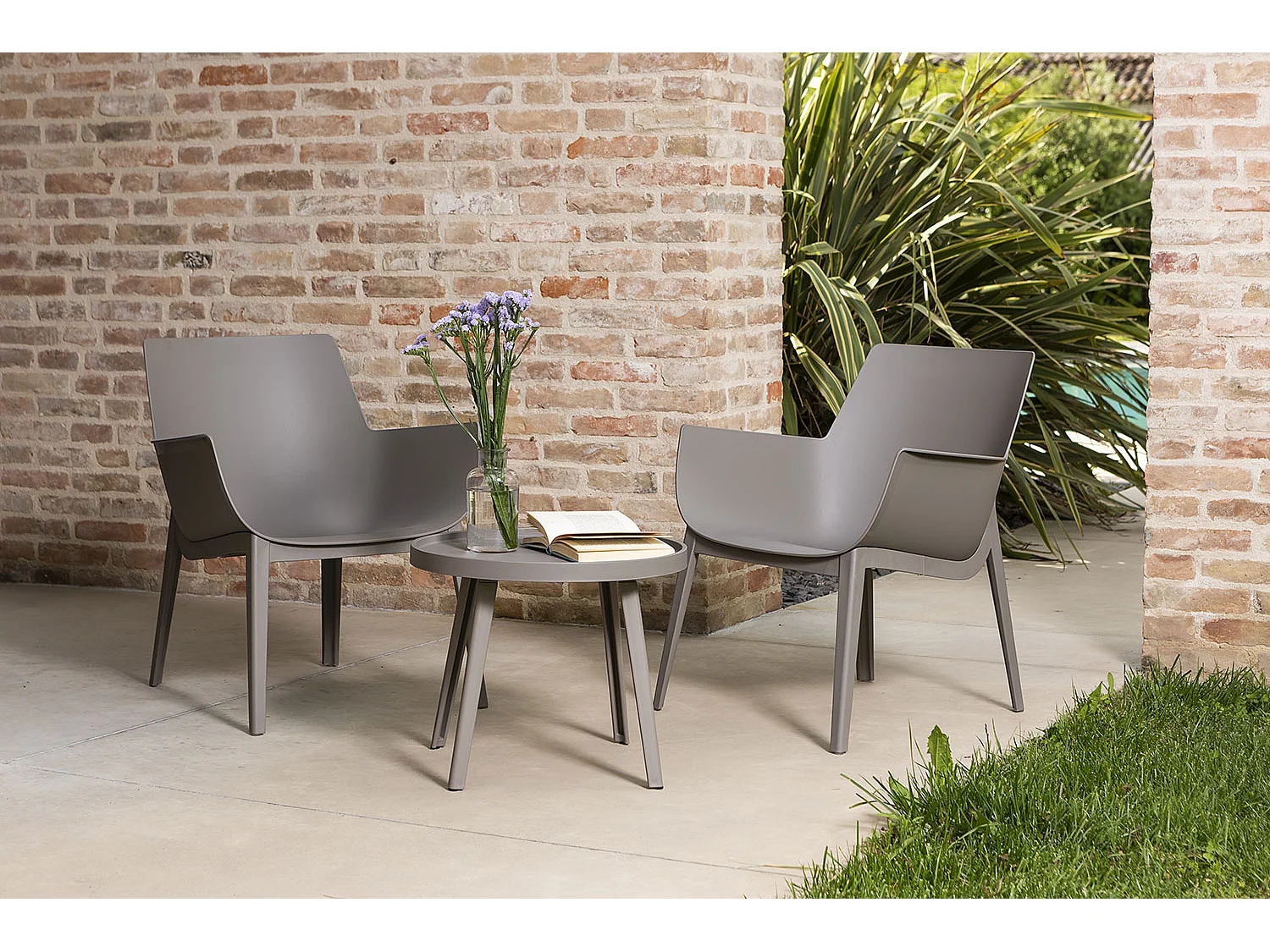 Ensemble de jardin en résine avec 2 fauteuils et table basse, design moderne, ergonomique et résistant pour l'extérieur - Betty - Taupe