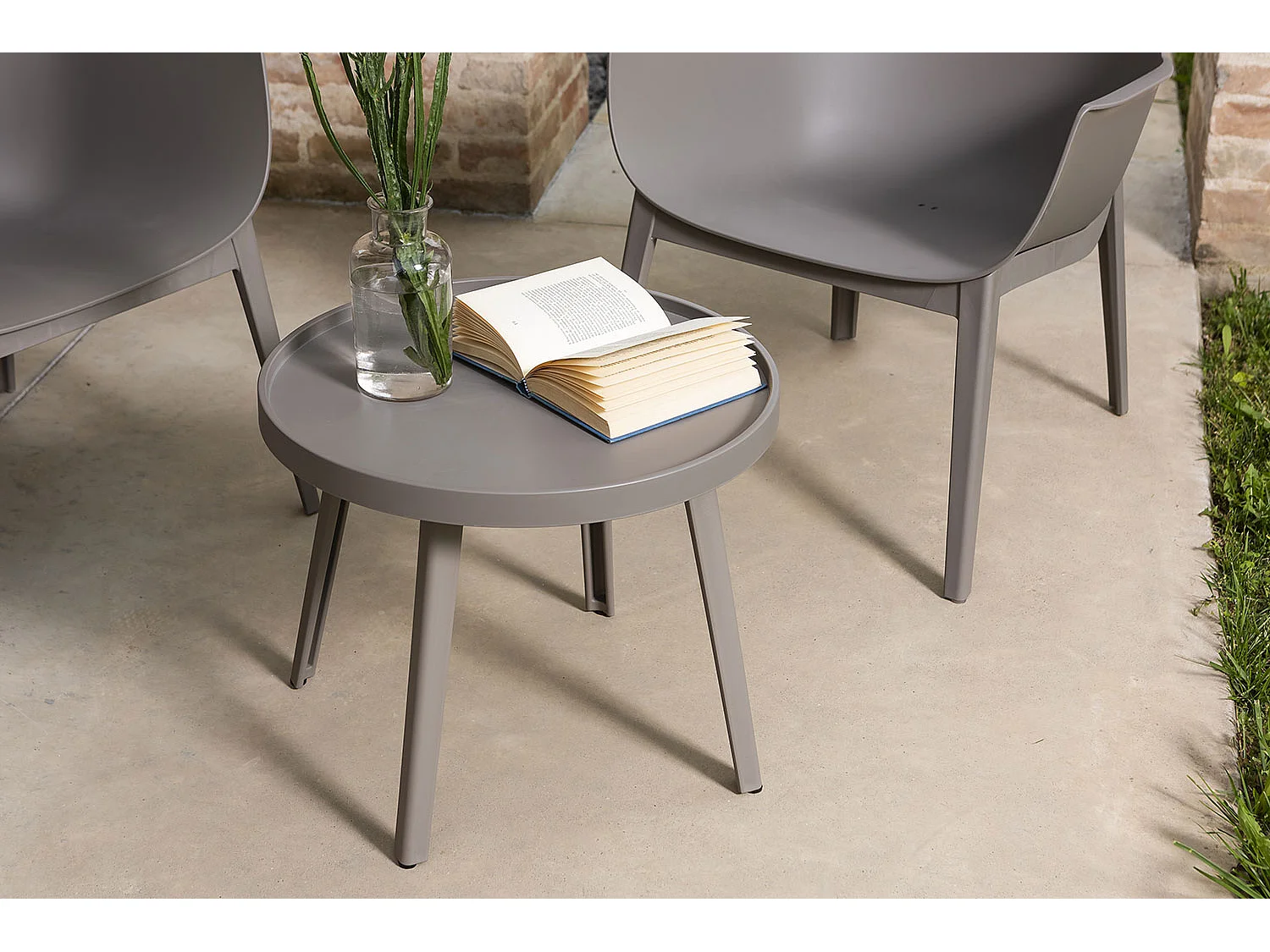 Ensemble de jardin en résine avec 2 fauteuils et table basse, design moderne, ergonomique et résistant pour l'extérieur - Betty - Taupe