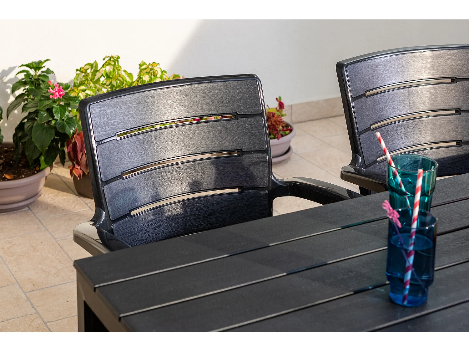 Set de 6 chaises monobloc en polypropylène avec fibre de verre, effet bois, empilables pour extérieur et jardin, bar et restaurant - Anita - Noir