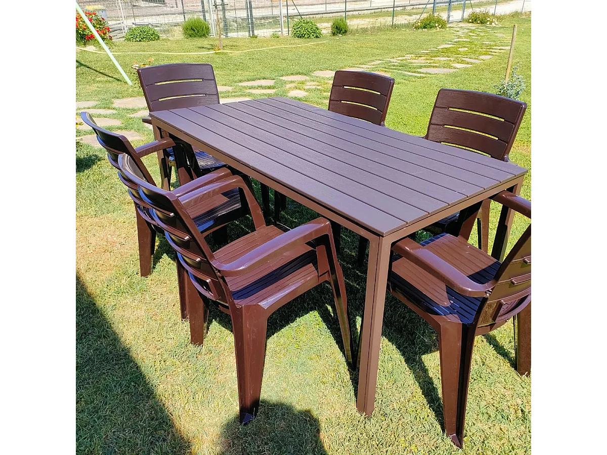 Set de 6 chaises monobloc en polypropylène avec fibre de verre, effet bois, empilables pour extérieur et jardin, bar et restaurant - Anita - Moka