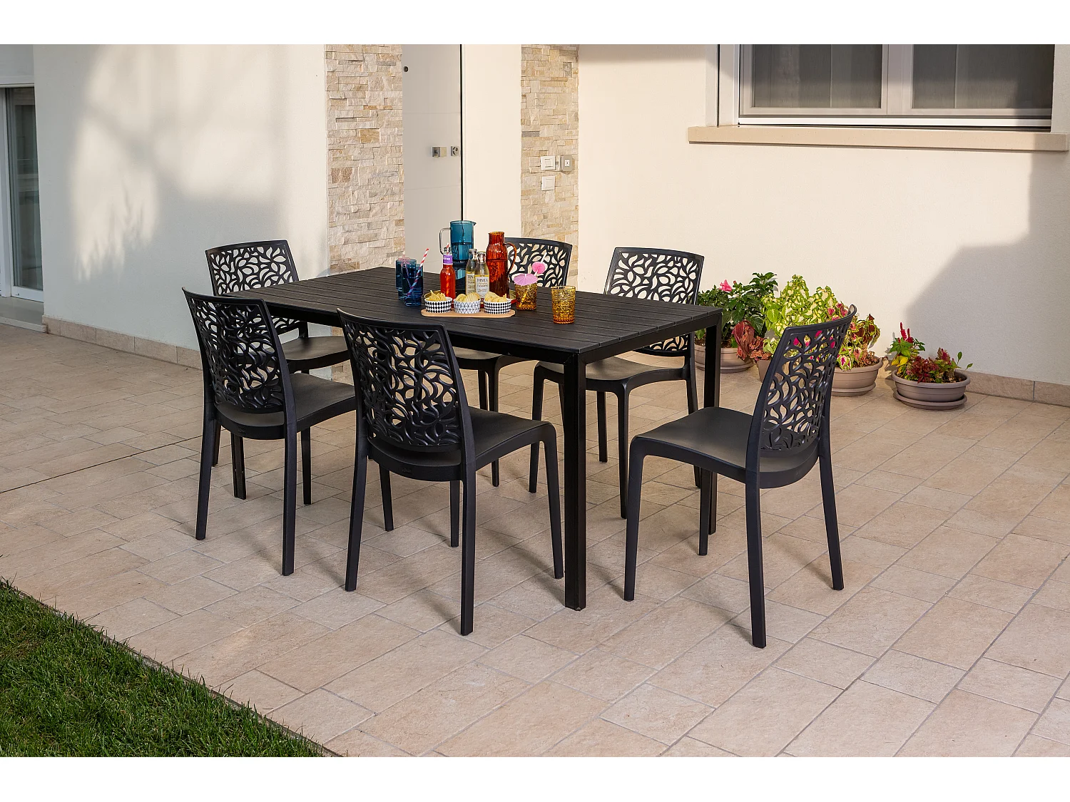 Lot de jardin avec table et 6 chaises, table rectangulaire avec structure en acier et chaises monobloc empilables en résine – Thomas+Anna/Noir-Noir