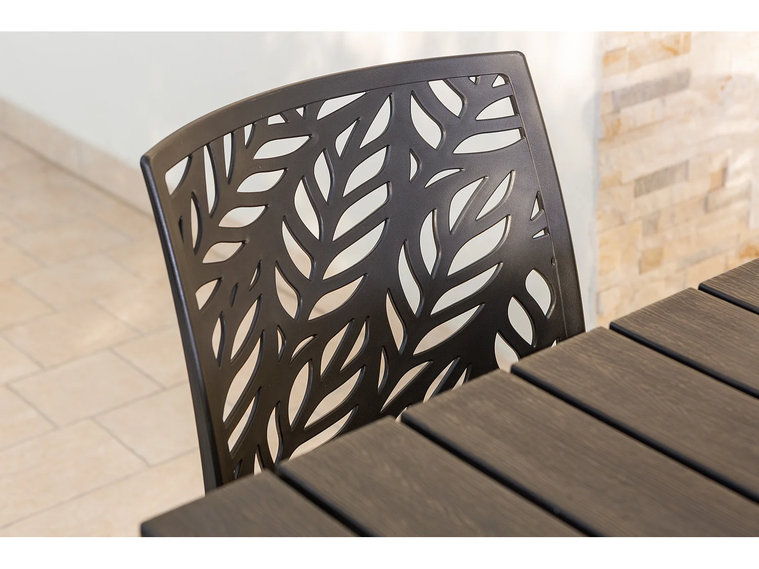 Lot de jardin avec table et 6 chaises, table rectangulaire avec structure en acier et chaises monobloc empilables en résine – Thomas+Anna/Noir-Noir