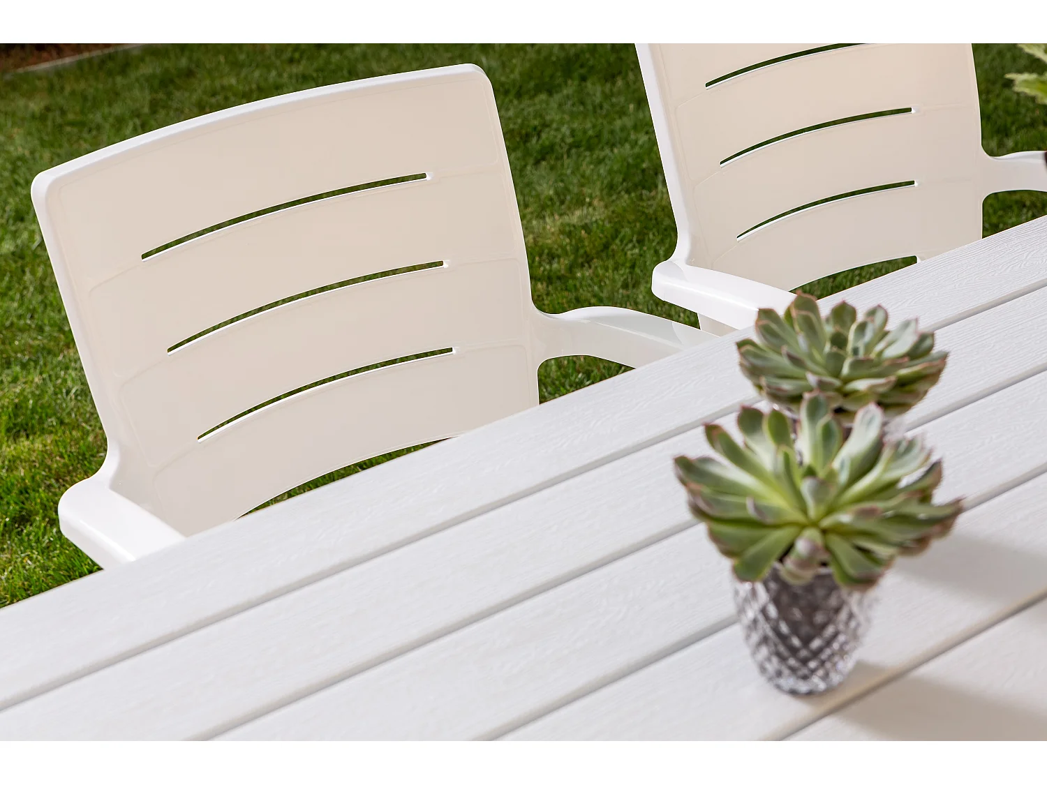 Set de 4 chaises monobloc en polypropylène avec fibre de verre, effet bois, empilables pour extérieur et jardin, bar et restaurant - Anita - Blanc